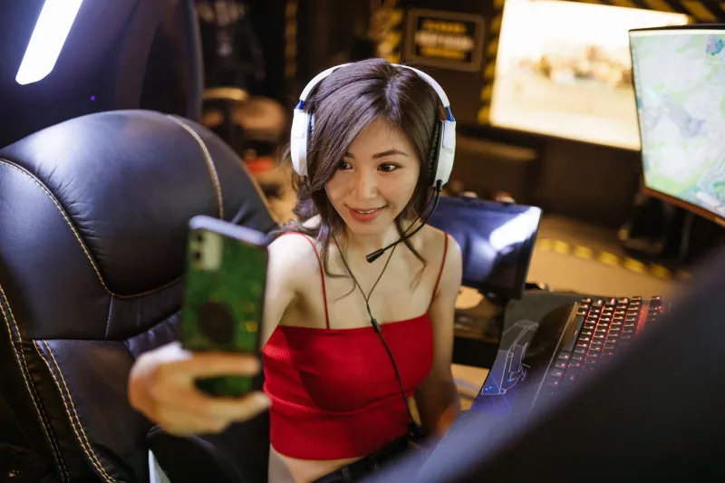 Avatar Up: Why Millions of Americans Are Ditching Real Streamers for Japanese Virtual Idols